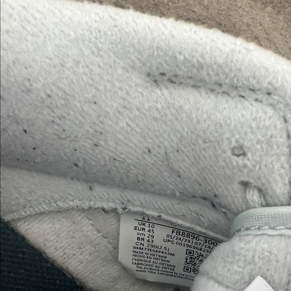 Nike Classic White and Forest Green Shoes - Picture 3 of 3